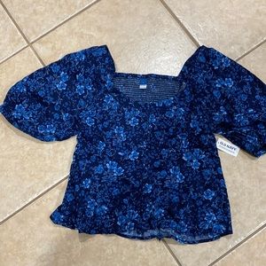 Old Navy women’s top. Pretty flower with button and puffy sleeves
